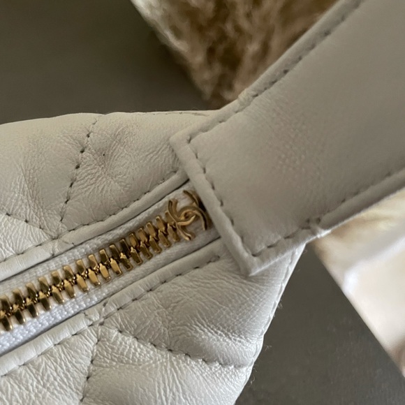 Chanel Perfect Meeting Hobo - Picture 5 of 8